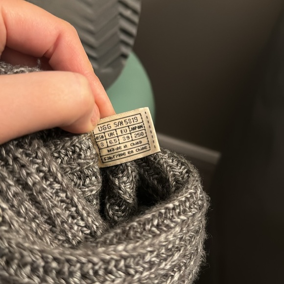 GREY SWEATER UGGS. - Picture 6 of 8